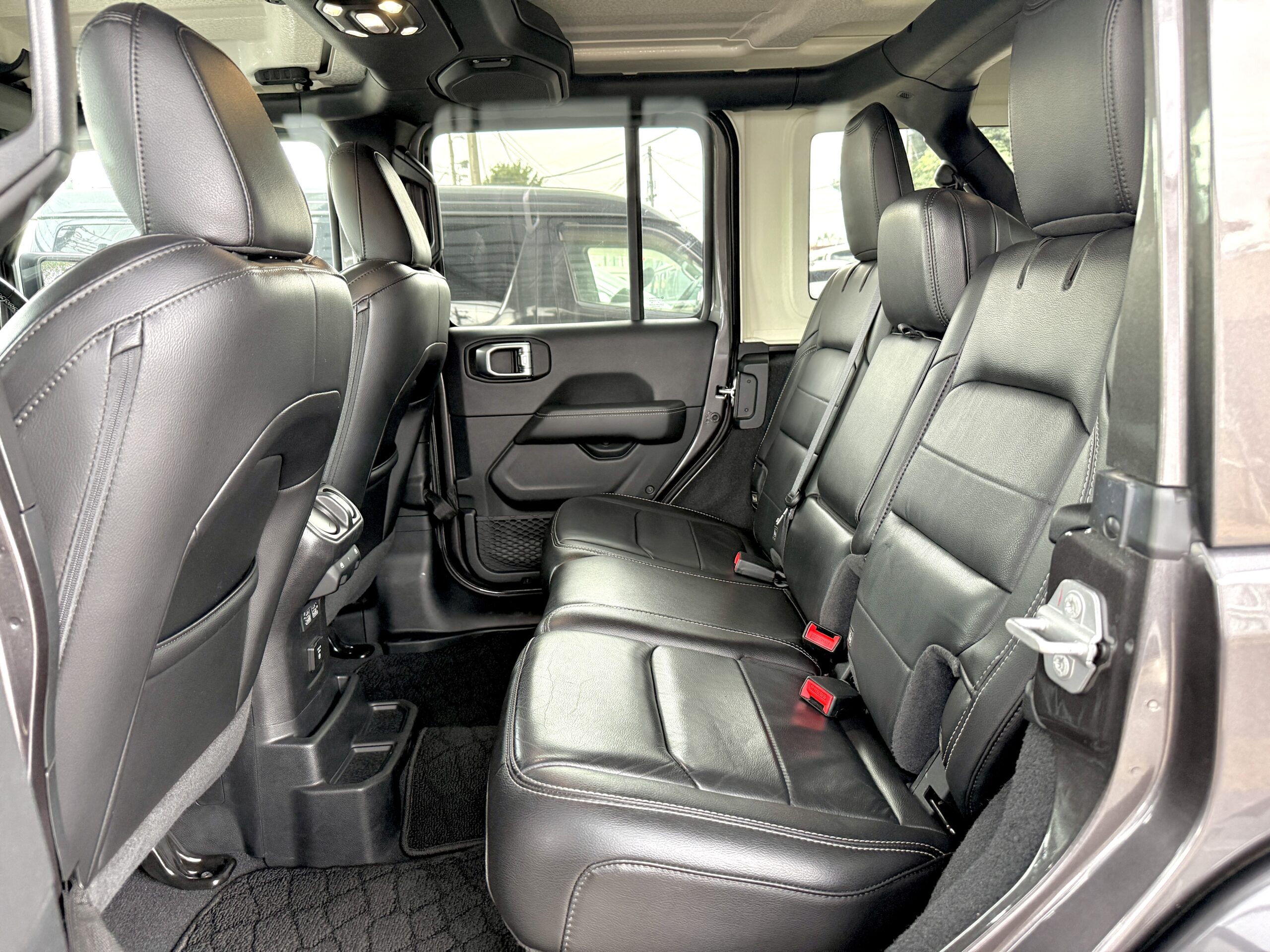 アンリミテッド サハラ2.0L 4WDの車両写真