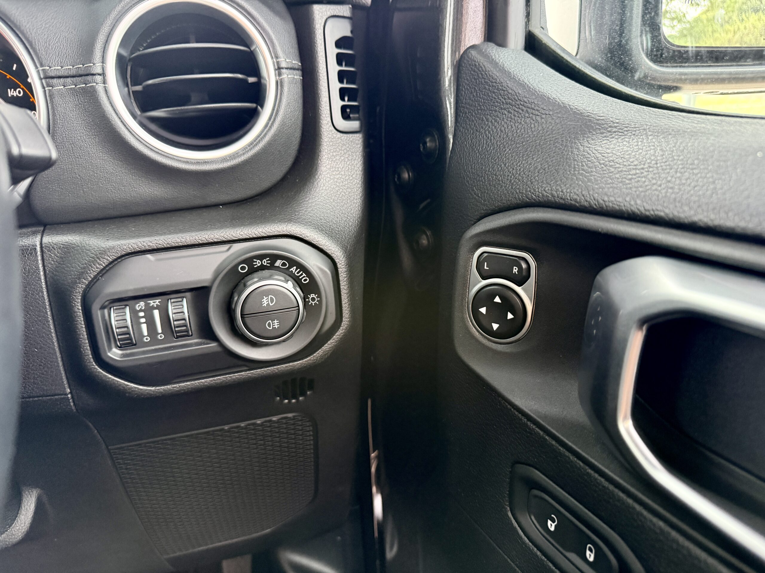 アンリミテッド サハラ2.0L 4WDの車両写真