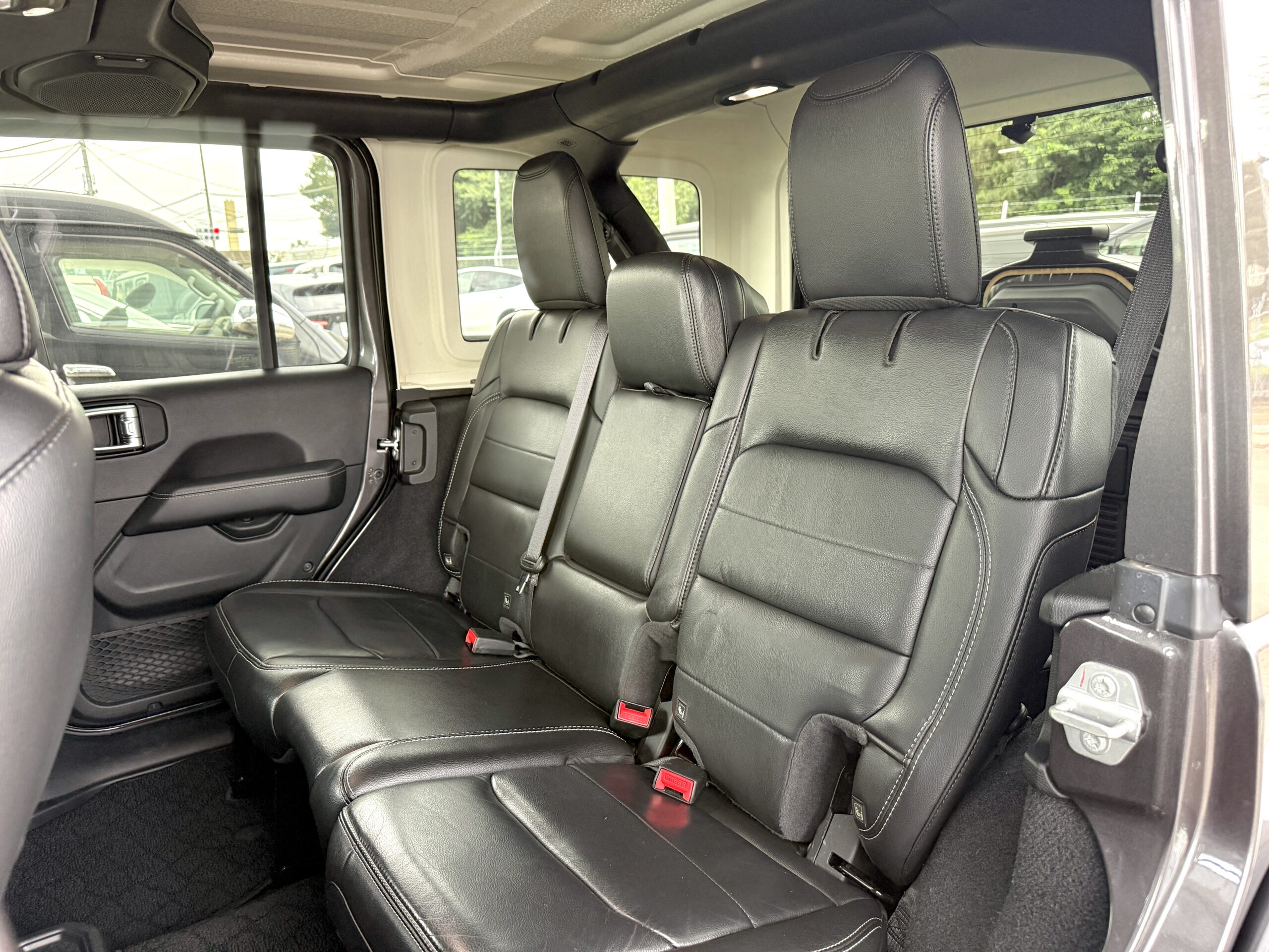 アンリミテッド サハラ2.0L 4WDの車両写真