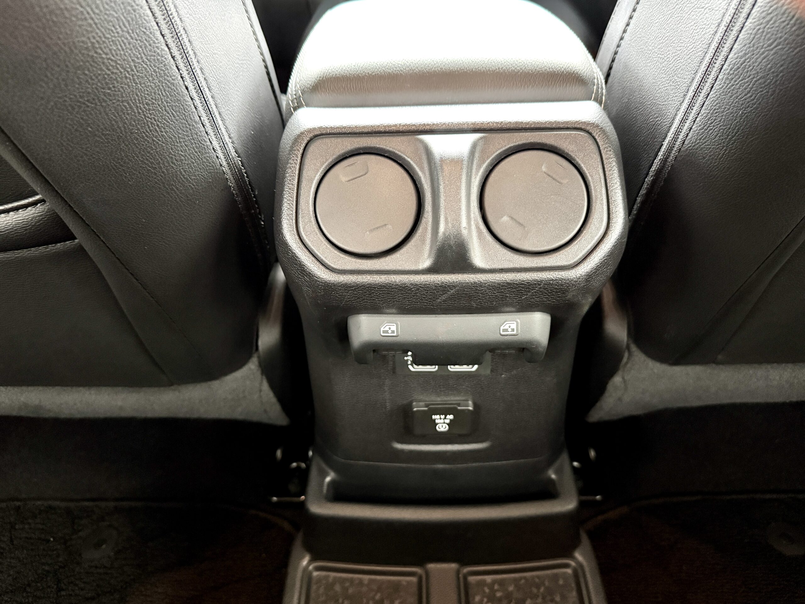 アンリミテッド サハラ2.0L 4WDの車両写真