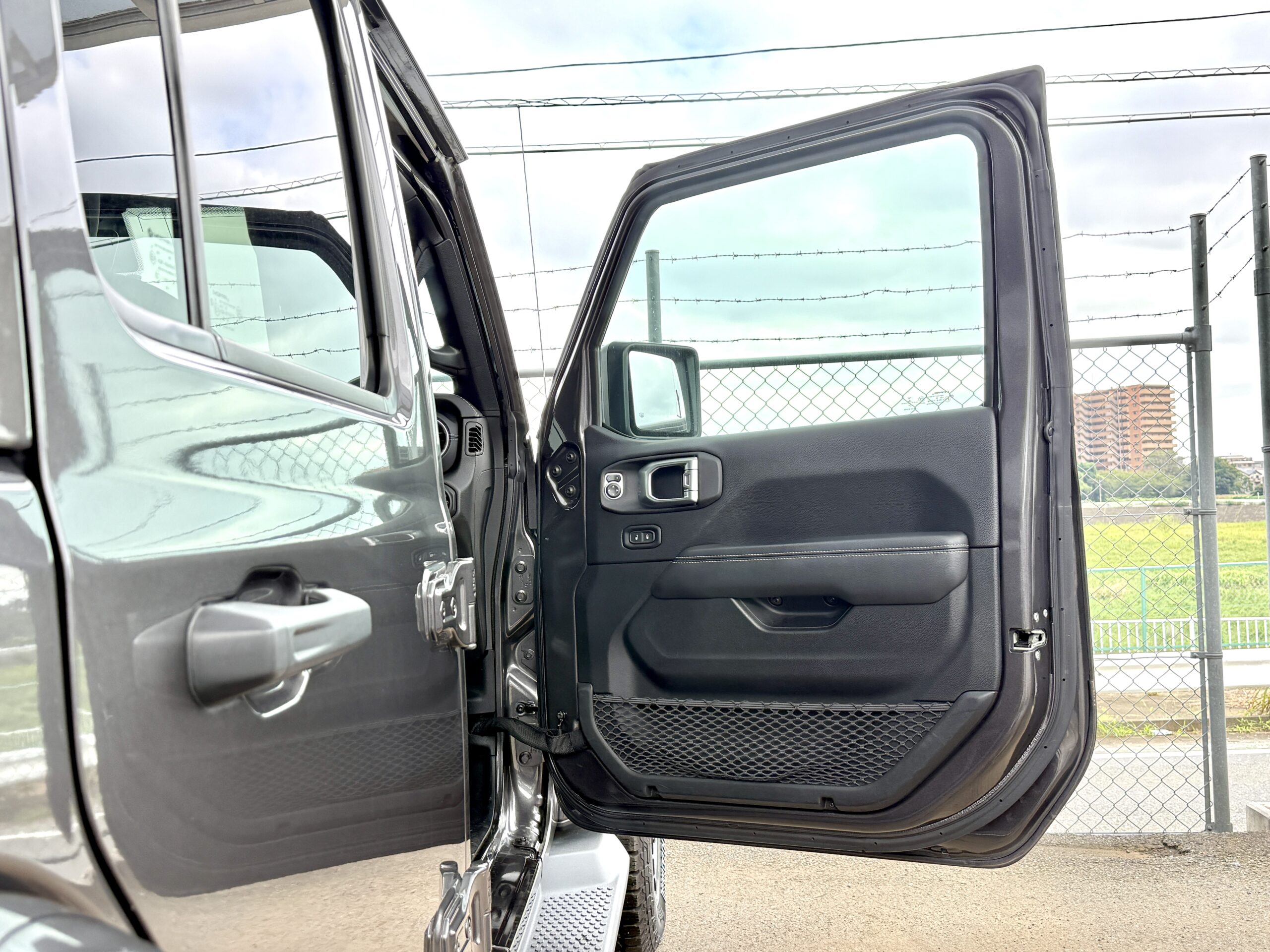 アンリミテッド サハラ2.0L 4WDの車両写真