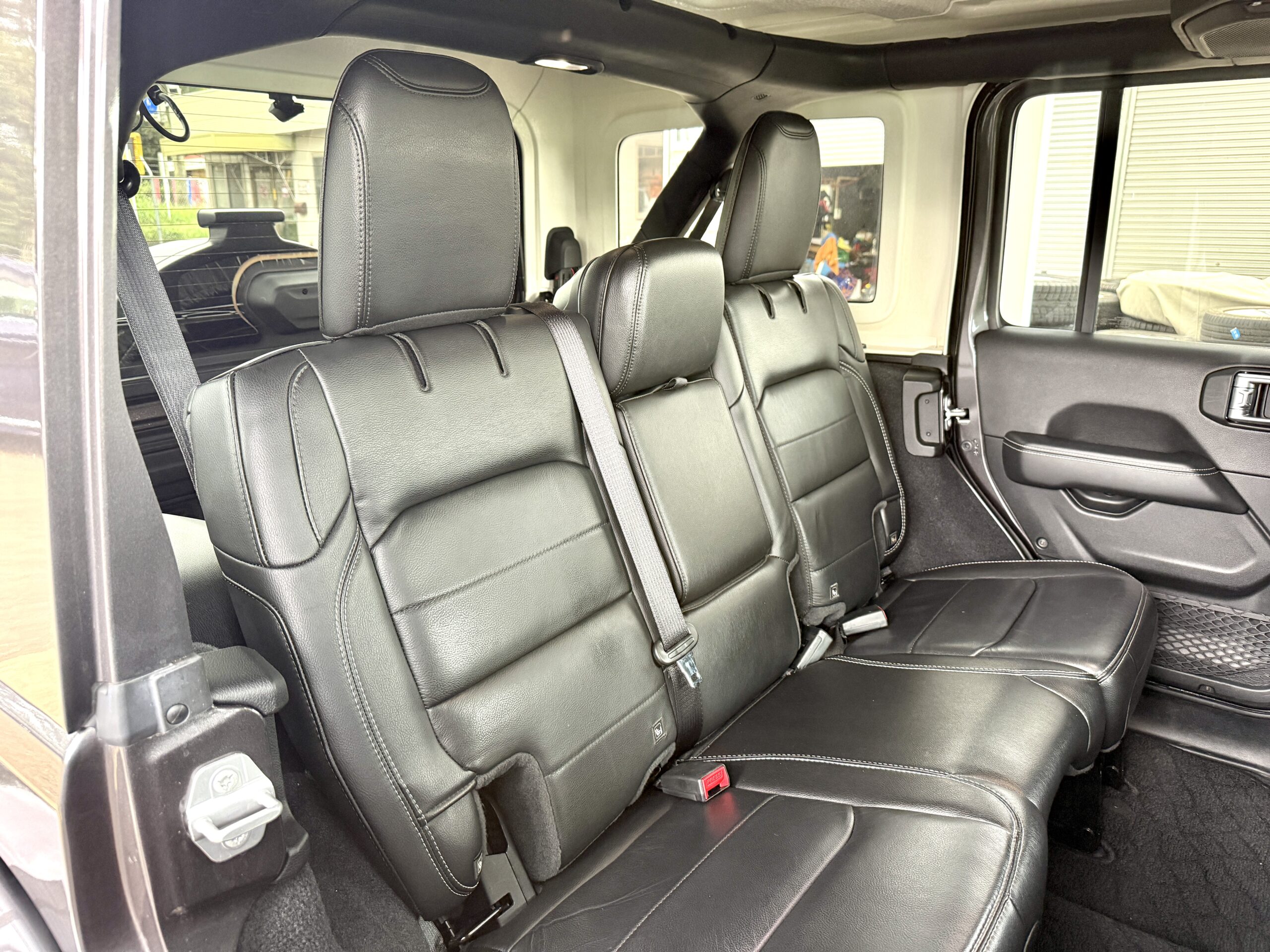 アンリミテッド サハラ2.0L 4WDの車両写真
