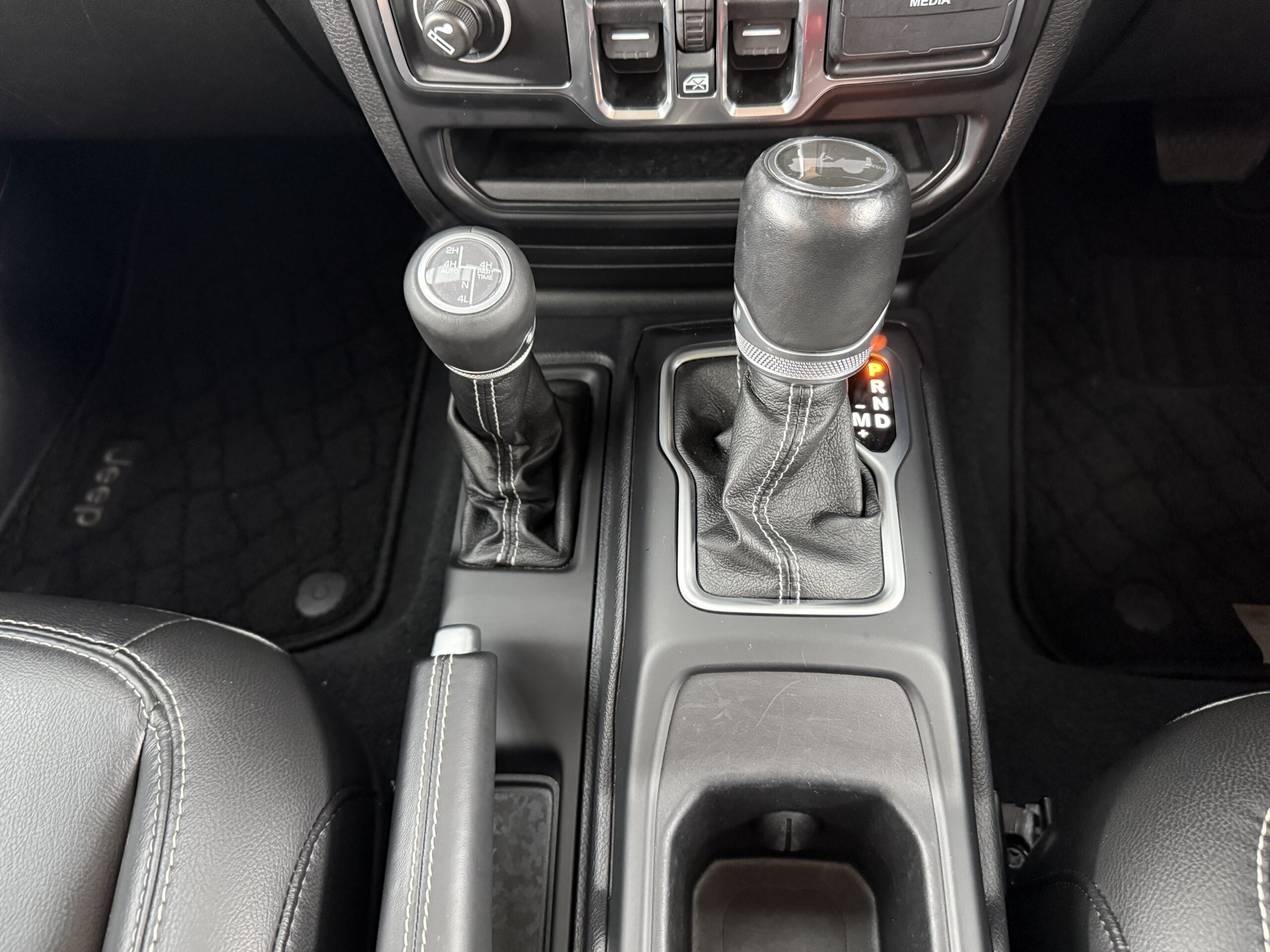 アンリミテッド サハラ2.0L 4WDの車両写真