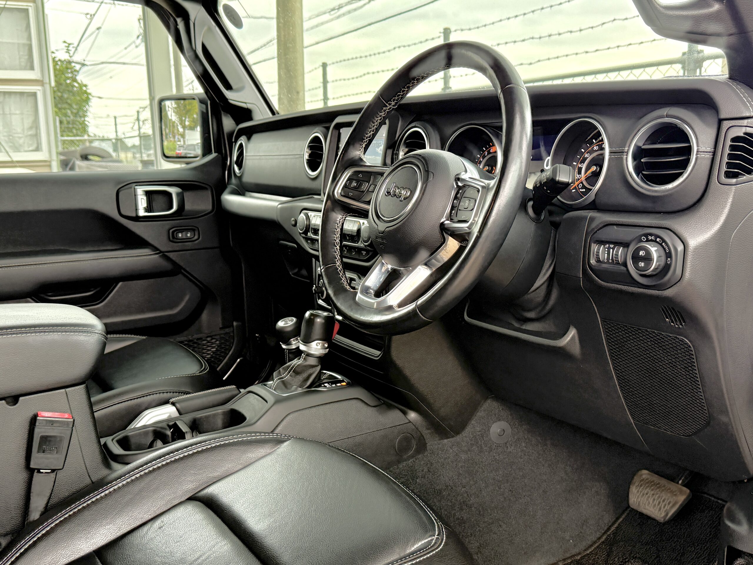 アンリミテッド サハラ2.0L 4WDの車両写真