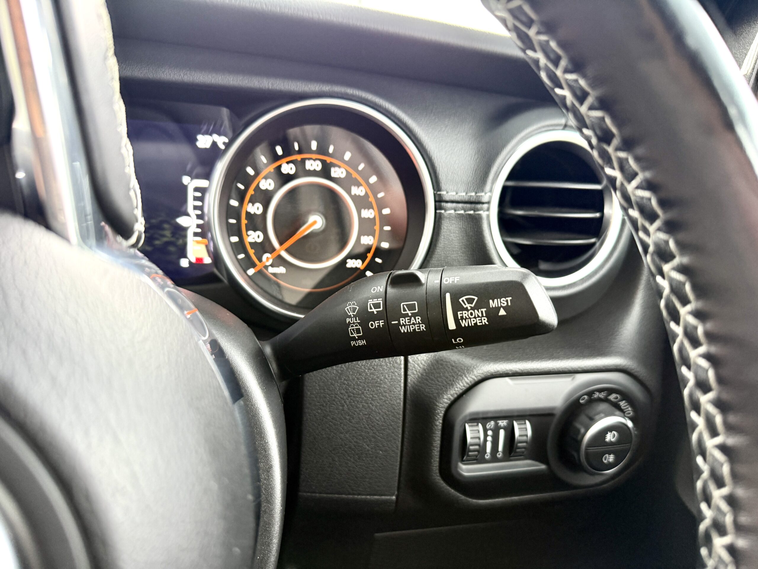 アンリミテッド サハラ2.0L 4WDの車両写真