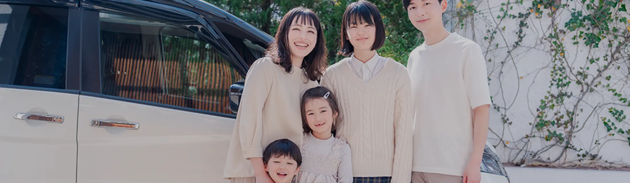 車と4人家族写真