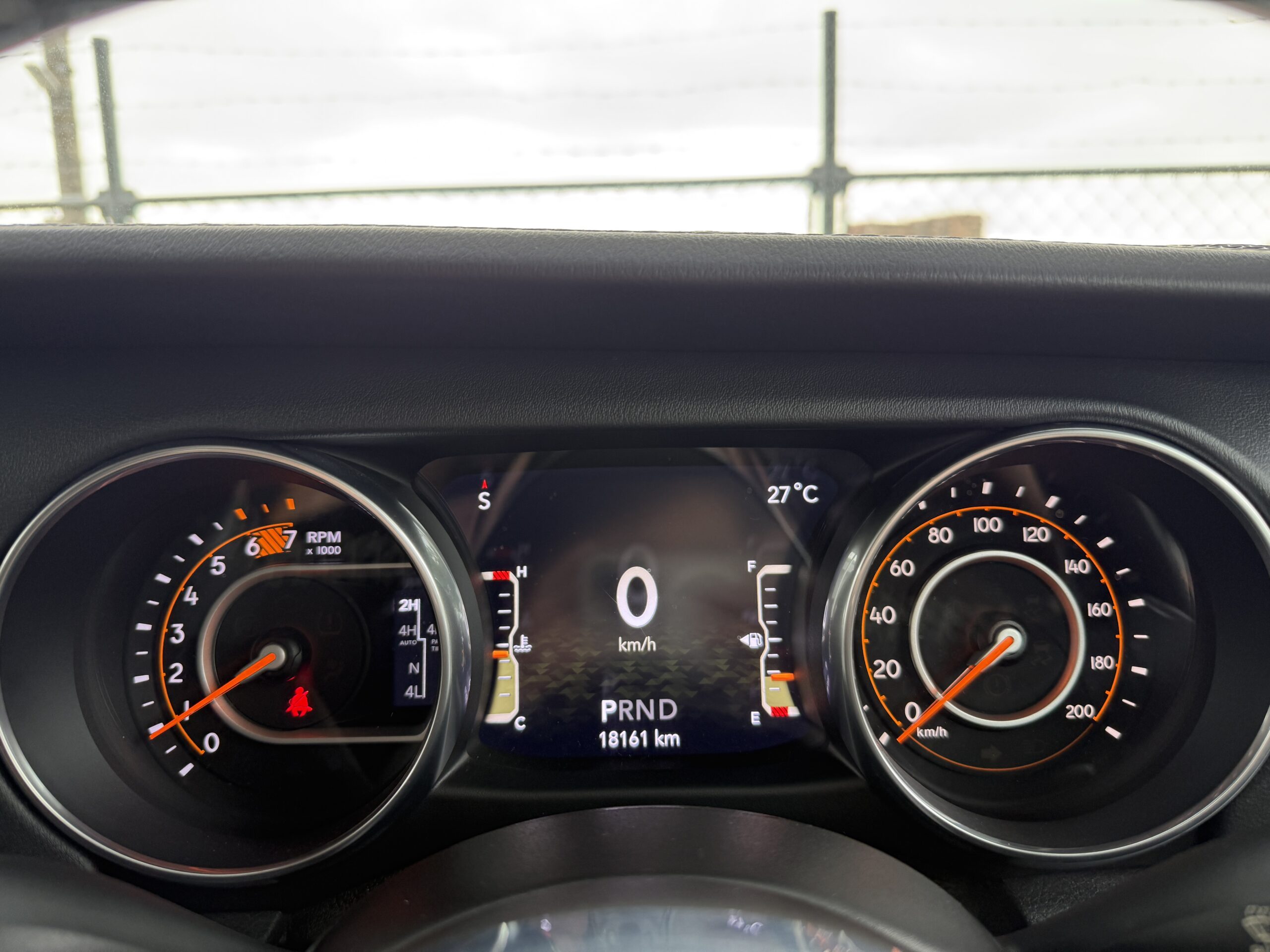 アンリミテッド サハラ2.0L 4WDの車両写真